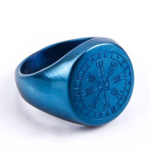 Vue détaillée d'une bague boussole viking bleue avec des runes nordiques et des symboles