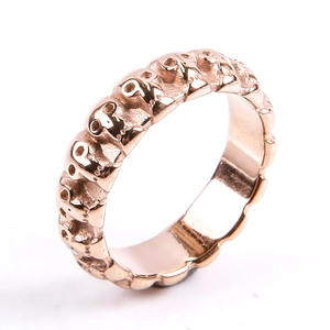 Vista dettagliata del rilievo continuo del teschio su un anello in acciaio oro rosa