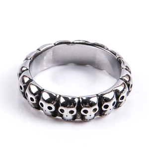 Dettaglio ravvicinato di anello con teschi in acciaio inossidabile stile punk retrò
