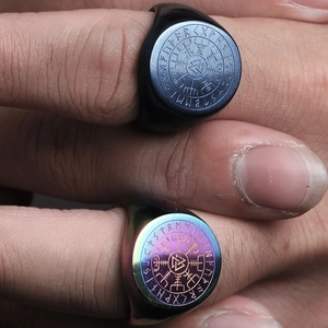 Λήψη macro από δαχτυλίδια Viking Vegvisir με ρούνους σε μαύρο και πολύχρωμο φινίρισμα