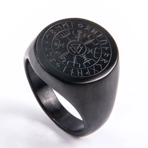 Λεπτομέρεια μαύρου ματ δαχτυλιδιού Vegvisir με σκαλισμένους σκανδιναβικούς ρούνους