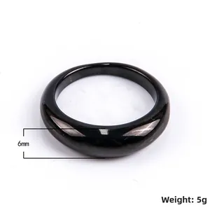 Λεπτομέρεια μαύρου γυαλιστερού δαχτυλιδιού καρδιάς από ατσάλι 6mm με εφέ καθρέφτη
