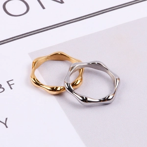 Detailansicht der gewellten Edelstahlringe im Bambus-Stil in Gold und Silberoptik