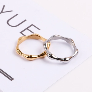 Minimalistisches Edelstahl Ring Set in Gold und Silber mit polierter Wellenform