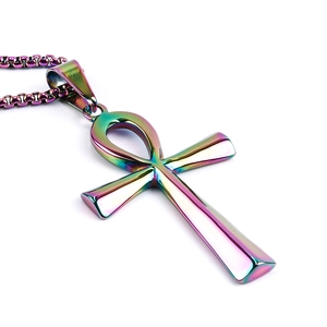 Nahaufnahme des schillernden Regenbogen Ankh Anhängers mit passender Edelstahlkette