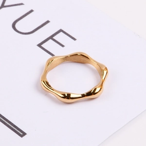 Eleganter minimalistischer Goldwellenring aus hochglanzpoliertem Edelstahl mit glattem Finish