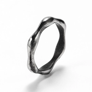 Makro-Detailansicht des gewellten Edelstahlrings mit Vintage-Silber-Finish