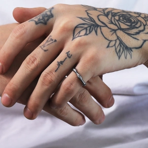 Detailansicht eines silbernen Edelstahlrings mit gewelltem Bambus-Design im minimalistischen Stil