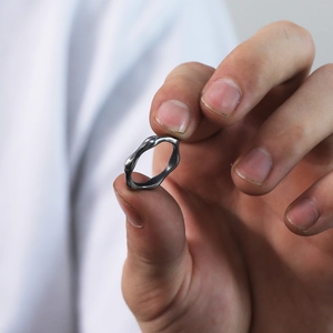 Nahaufnahme des unregelmäßigen Edelstahlrings mit organischer Bambus-Textur im Wellendesign