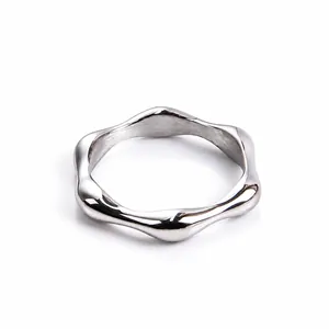 Unregelmäßiger silberner Wellenring aus Edelstahl, 3,7mm breit, minimalistisch, 2,5g