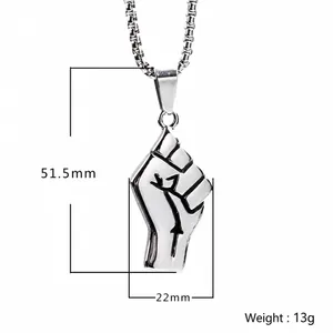 Collana con ciondolo a pugno muscoloso punk in acciaio al titanio con altezza di 51,5 mm