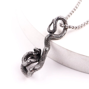 Gedetailleerde close-up van de slangenhanger met schubbenstructuur en box ketting