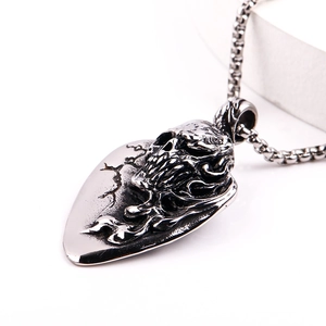Detailaufnahme von Gothic-Totenkopf-Anhänger mit oxidierter Vintage-Stahl-Oberfläche