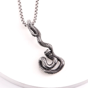 Macro-detail van de vintage roestvrijstalen slangenhanger met schubentextuur aan ketting