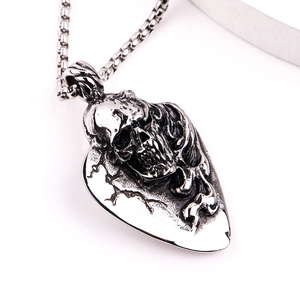 Vintage-Punk-Halskette mit Herz-Schädel-Anhänger aus oxidiertem Edelstahl im Gothic-Stil