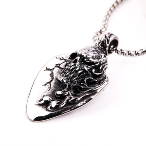 Details des Vintage-Totenkopf-Gitarrenplektrum-Anhängers aus Edelstahl mit Kugelkette