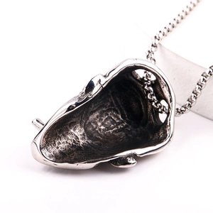 Detailansicht der hohlen Rückseite und runden Metallkette des Vintage Totenkopf Anhängers