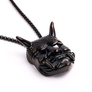 Vue détaillée du pendentif masque Hannya gothique en finition noire vintage sur chaîne
