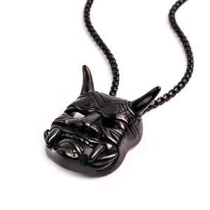 Vue détaillée du pendentif masque Oni en acier inoxydable avec finition mate