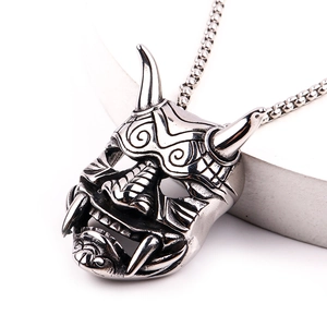 Gros plan d'un pendentif masque de crâne punk argenté avec cornes et collier chaîne