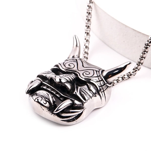 Vue détaillée du pendentif masque de démon Hannya japonais en acier inoxydable vintage
