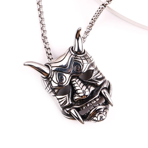 Détail du pendentif masque Hannya punk avec texture métallique vieillie