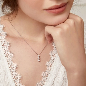Elegante collar de acero de titanio con trébol de cuatro hojas y circonitas para mujer