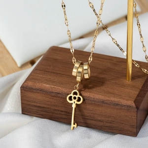 Gouden titanium stalen ketting met sleutel- en cirkelhanger en platte visgraatketting