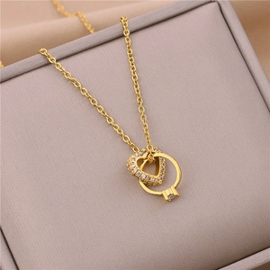 Collar dorado con corazón y anillo entrelazados con circonitas sobre estuche