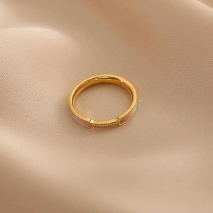 Detailansicht Roségold-Ring mit weißer Perlmutt-Einlage und Zirkonia-Mikroverzierung