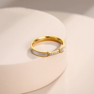 Minimalistischer Ring aus Titan in Roségold mit Perlmutt-Inlay und Zirkonia