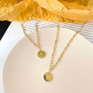 Goldene Büroklammer-Halskette mit Sternzeichen Tiger-Anhänger und H-Logo-Charm