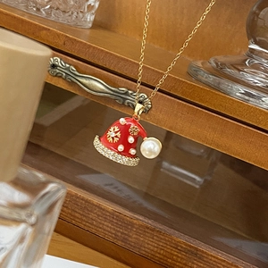 Kerstmuts ketting met rood emaille, gouden sneeuwvlok en witte parel op fijne ketting