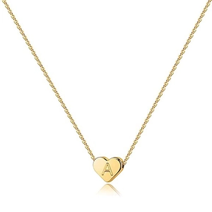 Vista macro dell'anello a cuore placcato oro 18K con incisione della lettera iniziale A