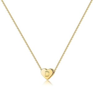 Dettaglio macro di un ciondolo a cuore in oro 18K con lettera D incisa su catena sottile