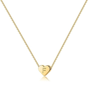 Dettaglio macro del ciondolo a cuore in oro 18K con lettera F incisa su una catena sottile