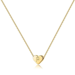 Dettaglio macro del ciondolo a cuore in oro 18K con incisione P su catena sottile