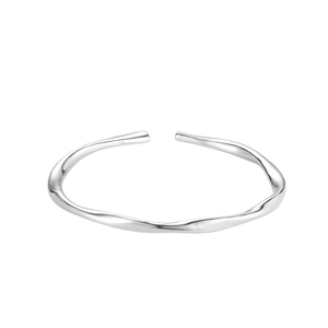 Elegante brazalete plateado Mobius con líneas onduladas irregulares y acabado pulido