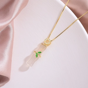 Elegante collana con ciondolo a forma di bambù con foglie smaltate e catena oro