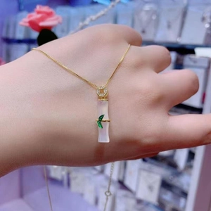 Collana dorata con ciondolo a forma di bambù in finta giada e foglie verdi eleganti
