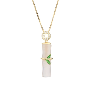Elegante collana con ciondolo a nodo di bambù, foglie verdi e moneta dorata