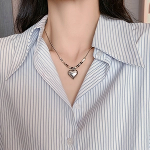 Collana con pendente a cuore in acciaio al titanio e catena a serpente da donna