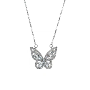 Elegante collar con colgante de mariposa con circonitas cúbicas y cadena plateada