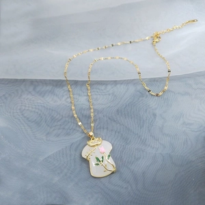 Collana cinese con ciondolo Qipao a forma di tulipano, finitura dorata e trama in giada
