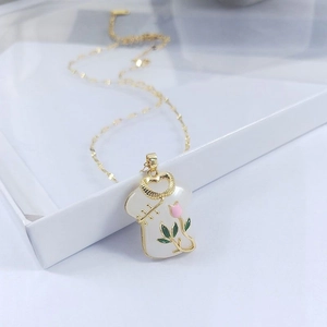 Collana con ciondolo a forma di cheongsam dorato con tulipani bianchi e rosa eleganti