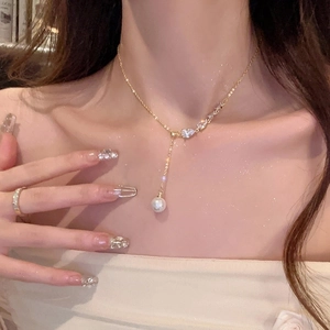 Elegante goldene Perlenhalskette mit funkelnden Zirkonia, von einem Model getragen