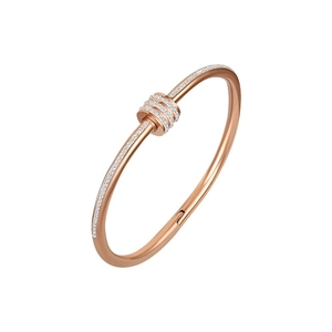 Elegante brazalete de oro rosa con decoración cilíndrica de tres capas con cristales
