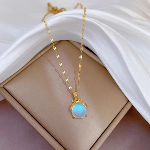 Collana placcata oro 18 carats con ciondolo in pietra di luna e farfalla su raso
