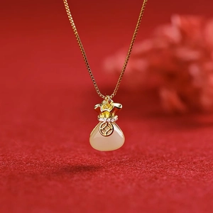 Ketting met witte chalcedoon gelukszakje hanger, gouden ketting en sprankelende strass