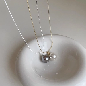 Minimalistisches Perlen-Halsketten-Set mit Gold- und Silberketten in Keramikschale